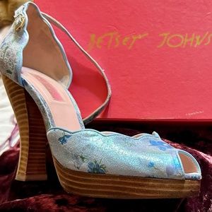 Betsey Johnson Sz 9 Platform heels, Peep Toe, scalloped floral sheen SOgorgeous!
